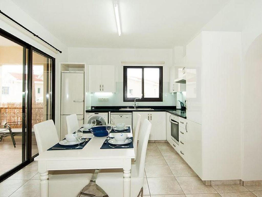 Beautiful 2-Bedroom Apartment - Great Location Paphos Exterior foto